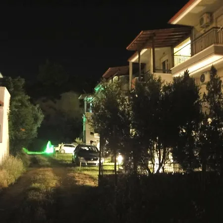 Nikos アパート ポリフロノ