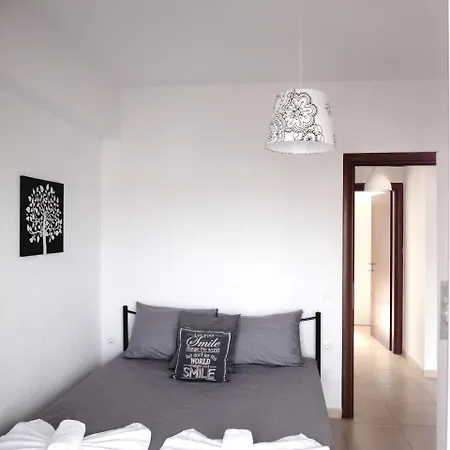 Nikos アパート ポリフロノ